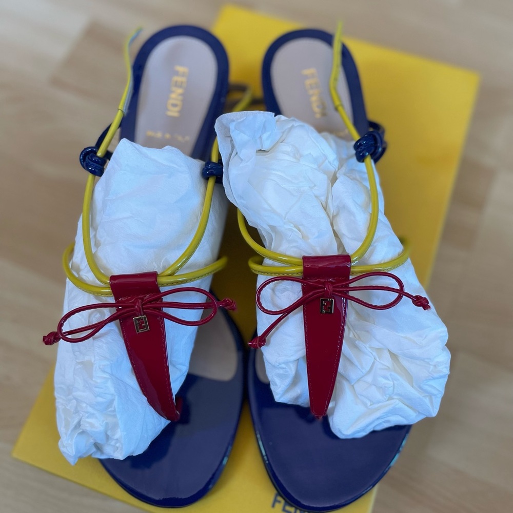 Fendi - INFRADITO MIX VERNICE
AZALEA + MIMOSA + BLU CI